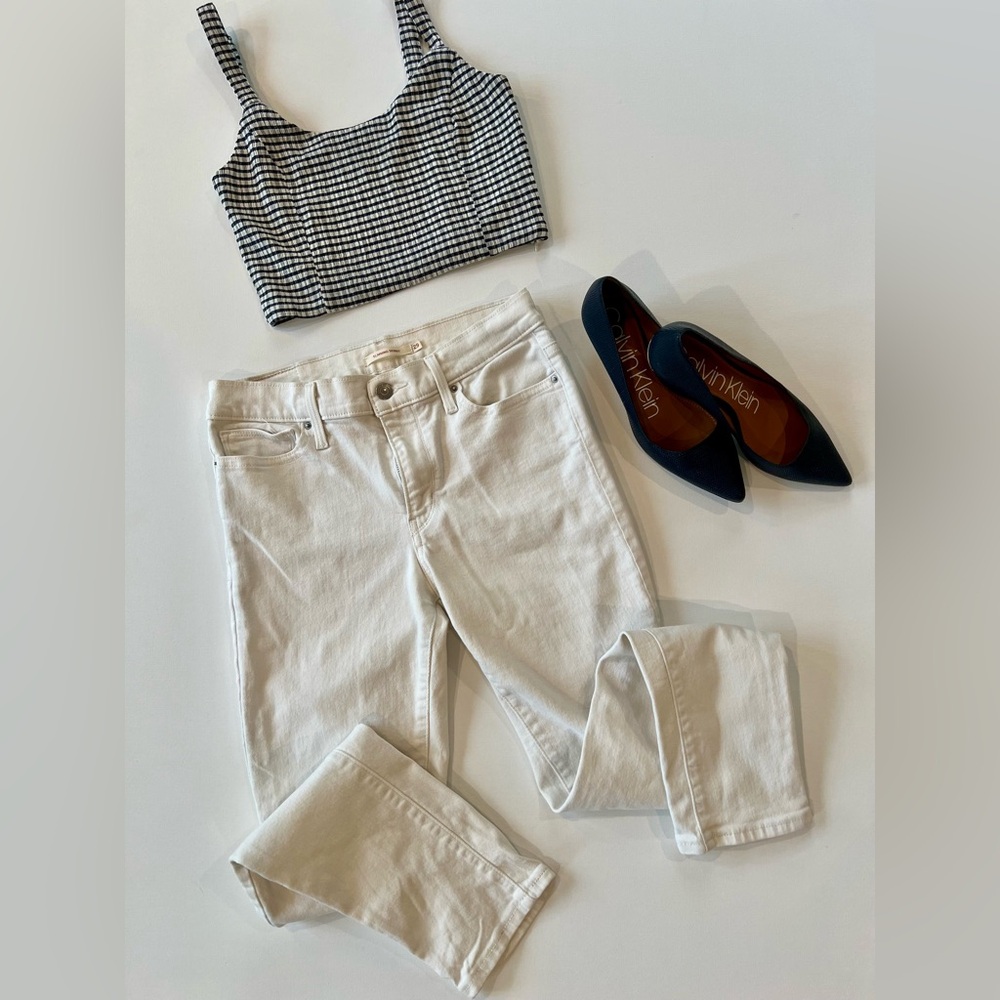 Levi's Slimming Skinny Women's Size 29 White Denim - Picture 1 of 13